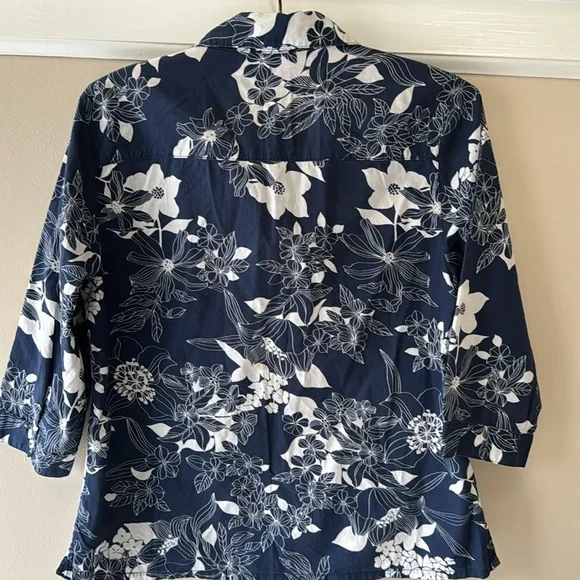 White pants & blue & white embroidered blouse - Picture 12 of 14